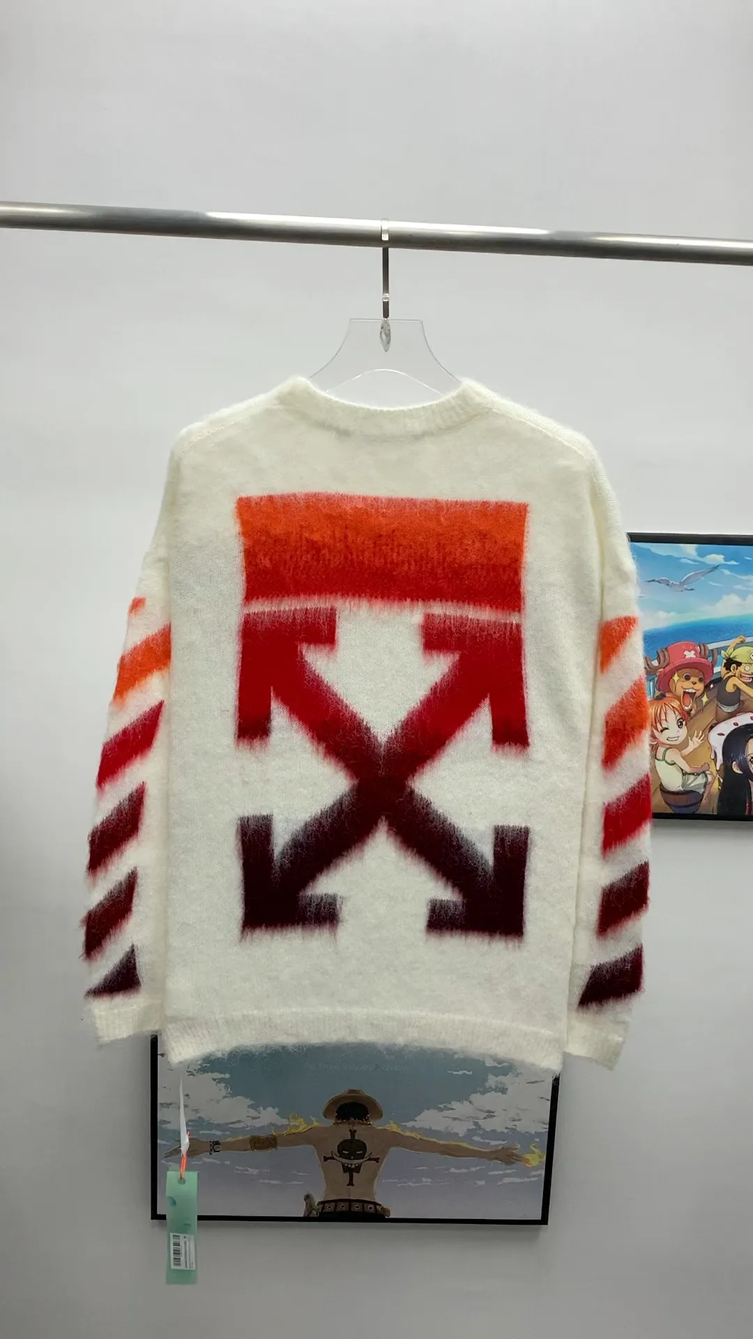 Real-shot video on the back——New top-level proven version OFFWHITE (OW) gradient mohair striped arrow sweater hoodie gradient rendering arrow couple sweater Mohair (English Mohair; Turkish: MUKHYAR) refers to the coat of Angora goats, also known as Angora goat hair. The name comes from Turkish, meaning "the best hair". It has good elasticity, pressure resistance and special luster. It is an excellent raw material for making plush fabrics and one of the most advanced animal textile fiber raw materials in the world market. Mohair has a shape similar to long wool. The fiber surface is smooth, strong luster, high strength, good elasticity, less curl, and easy to wash. Mohair can be used in jacquard blankets, long-haired coats and high-gloss wool fabrics. Mohair sweaters from ow are released every year🛒 The same style and ever-changing colors. There is really no girl who doesn’t love it. It is super suitable for wearing under a down jacket in winter without being bulky! If the lower body is missing, their favorite os version🙋🏻‍♀️ intuitively adds natural softness and fairy beauty effect, which is the best choice! The upper body is lightweight and does not weigh down the body while keeping warm. The sleeves and the gradient arrow parts on the back are repeatedly patterned until the gradient level is satisfied before large-scale products are released. The craftsmanship is extremely demanding. Each sweater is woolen at least ten times to give it a plush, thick feel and good fluffiness! ✅ Fabric composition: 50% mohair 32 spandex 18% wool, three-level anti-pilling Color: black and white gradient Sizes Mohair is lighter and softer, so be careful not to machine wash it, not machine washable! ! emphasize! !  ⚠️Hand wash with warm water and cold water P:440